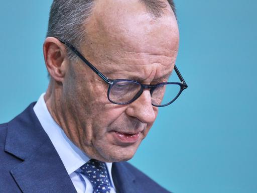 Friedrich Merz blickt bei einer Pressekonferenz nach unten.