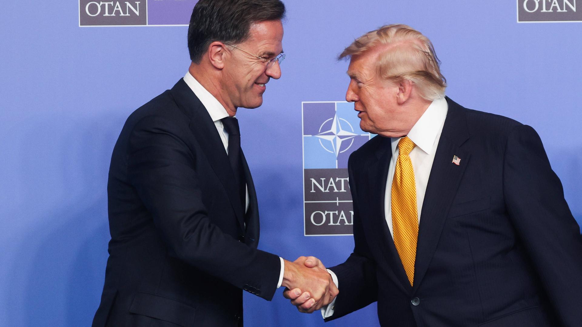 Mark Rutte und Donald Trump schütteln einer die Hände