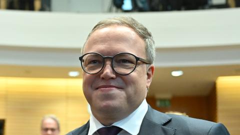 Mario Voigt, CDU-Fraktionschef in Thüringen, lächelt im Thüringer Landtag. 
