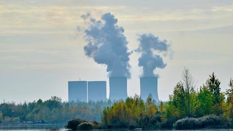 Naherholungsgebiet Störmthaler See bei Leipzig im Abendlicht, hinten das Braunkohlekraftwerk Lippendorf.
