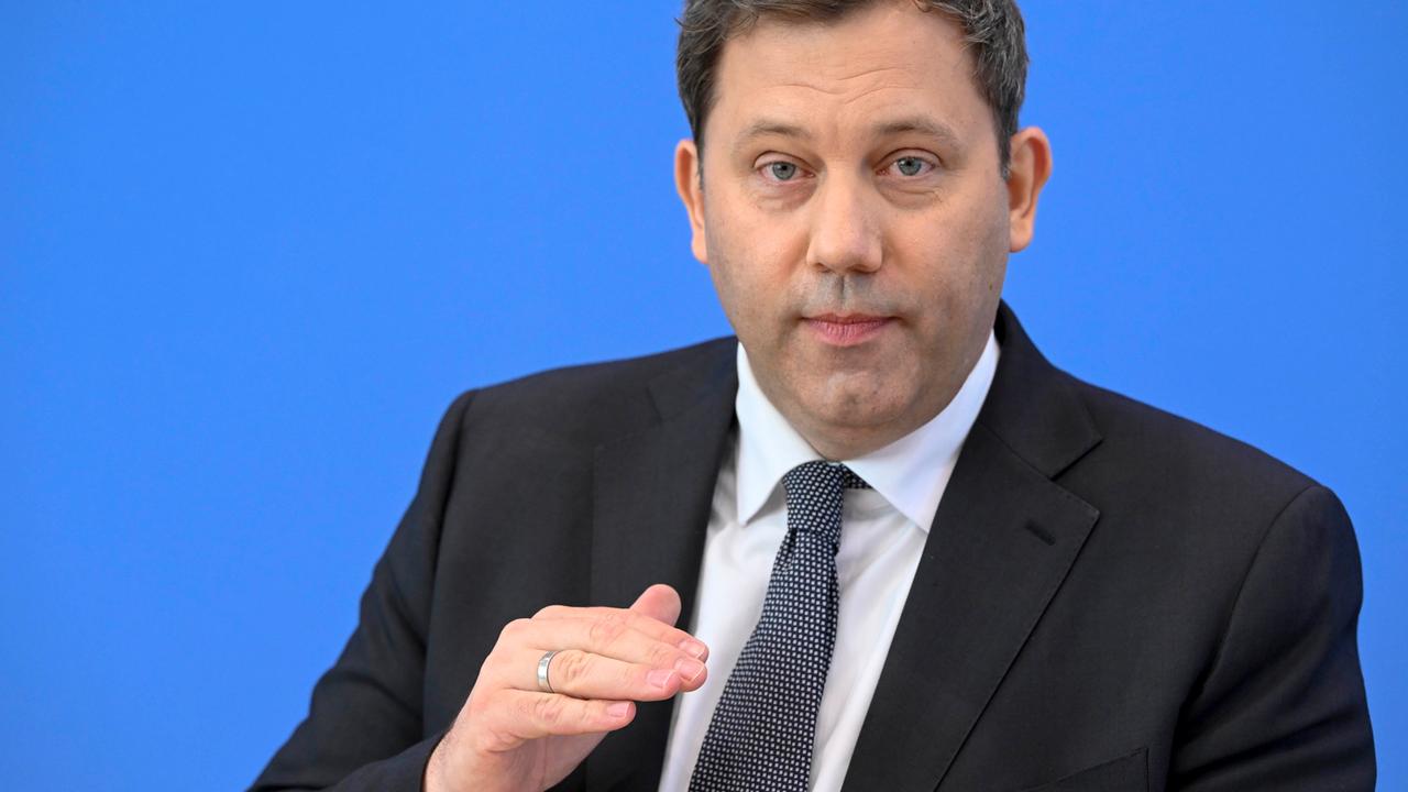 Auf einer Pressekonferenz macht Lars Klingbeil mit der rechten Hand eine beschwichtigende Geste.