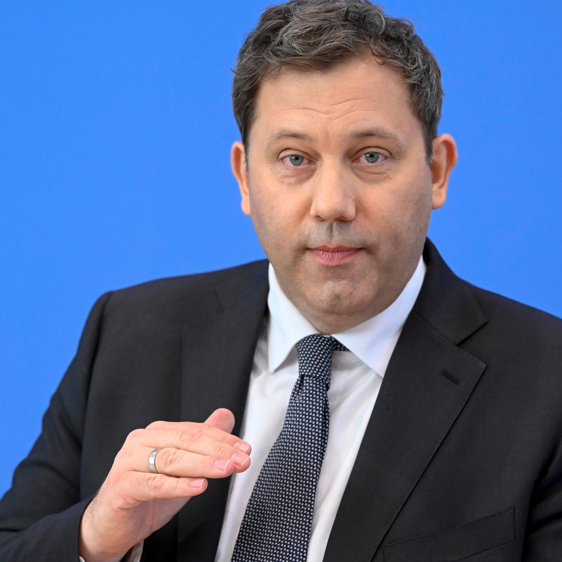 Vor dem Koalitionsausschuss - Klingbeil: Keine Steuerreform ohne höhere Belastung für Spitzenverdiener - Spahn für pauschale Kürzung