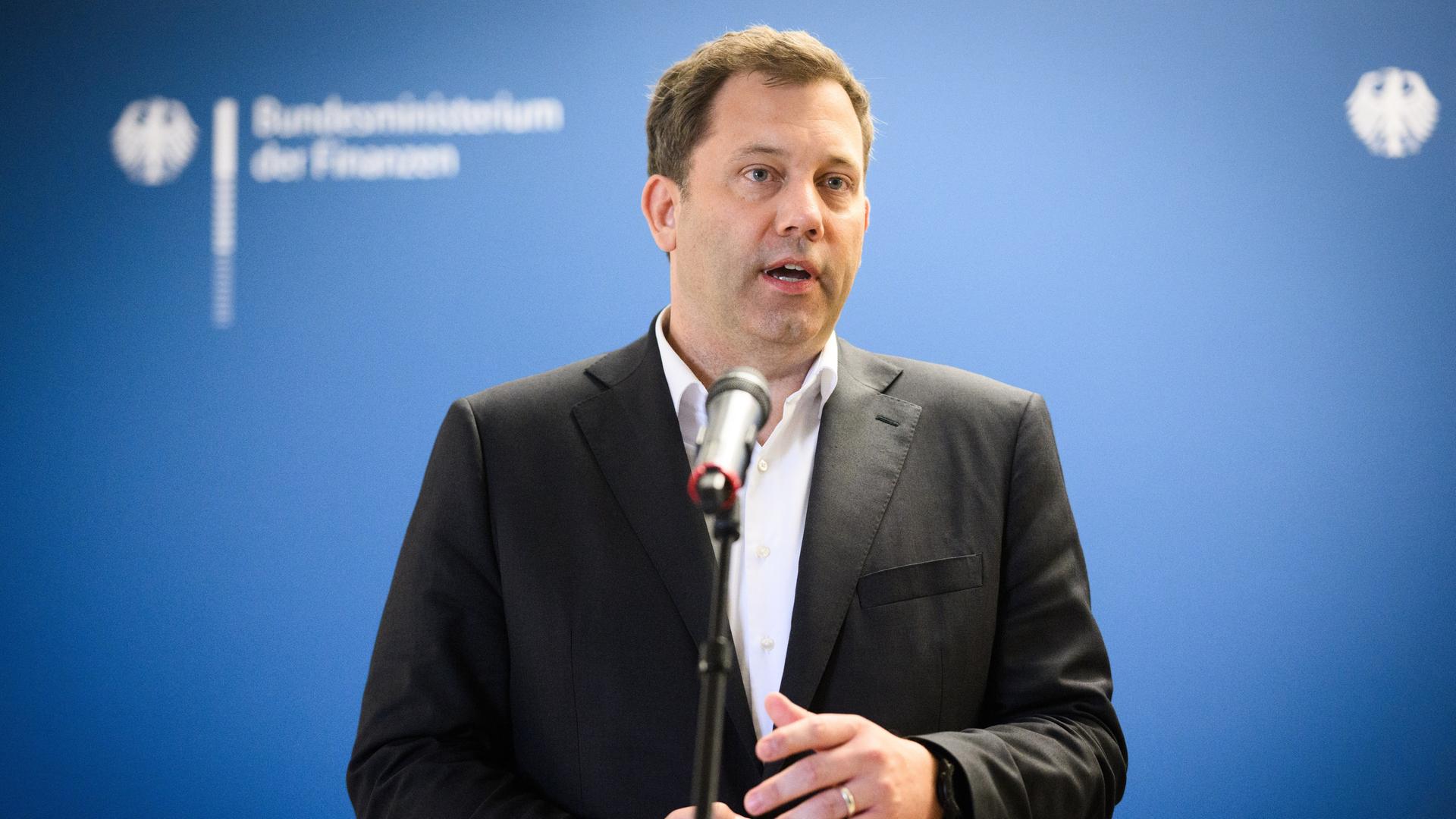 Lars Klingbeil (SPD), Bundesminister der Finanzen, äußert sich bei einer Pressekonferenz im Bundesministerium der Finanzen in Berlin. Lars Klingbeil (SPD), Bundesminister der Finanzen, äußert sich bei einer Pressekonferenz im Bundesministerium der Finanzen in Berlin.