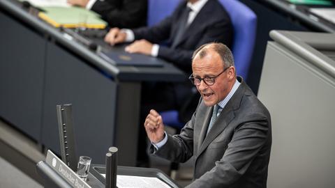 Friedrich Merz (vorn), CDU-Bundesvorsitzender und CDU/CSU Fraktionsvorsitzender im Bundestag, gestikuliert. 