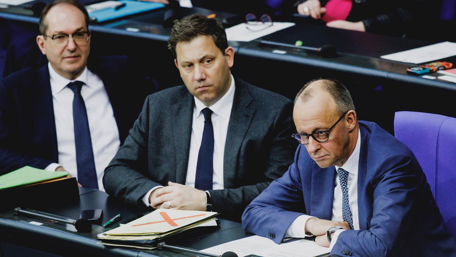 Alexander Dobrindt, Lars Klingbeil und Friedrich Merz sitzen nebeneinander im Bundestag. Alexander Dobrindt, Lars Klingbeil und Friedrich Merz sitzen nebeneinander im Bundestag.