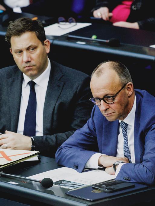 Alexander Dobrindt, Lars Klingbeil und Friedrich Merz sitzen nebeneinander im Bundestag.