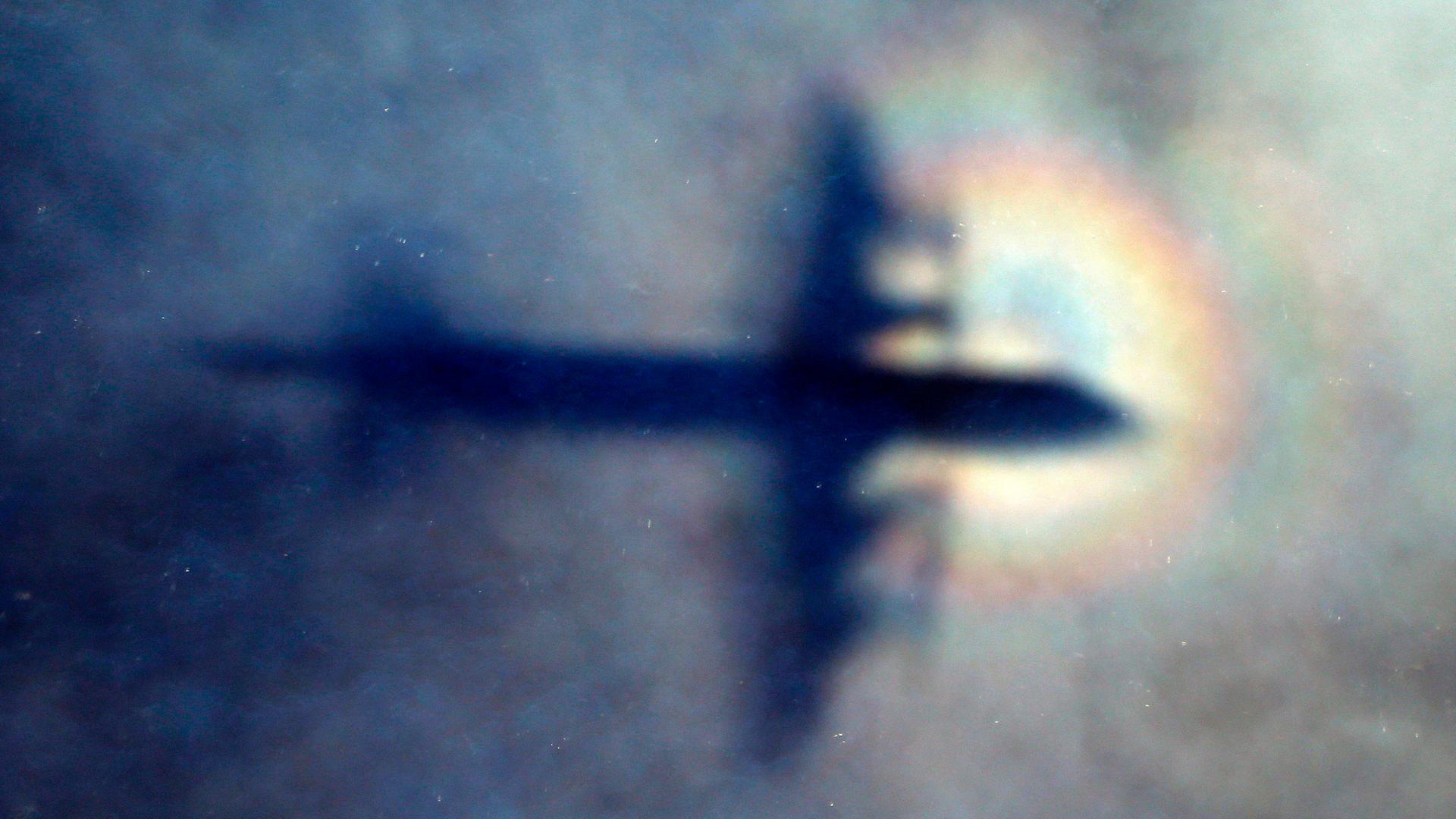 Der Schatten einer neuseeländischen Air-Force-Maschine ist durch eine Wolke zu sehen.