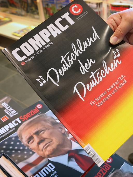 Auf einer Ausgabe des als rechtsextremistisch eingestuften Magazins "Compact" ist der Titel "Deutschland den Deutschen" zu lesen. 