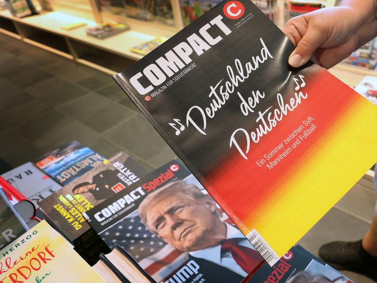 Auf einer Ausgabe des als rechtsextremistisch eingestuften Magazins "Compact" ist der Titel "Deutschland den Deutschen" zu lesen. 