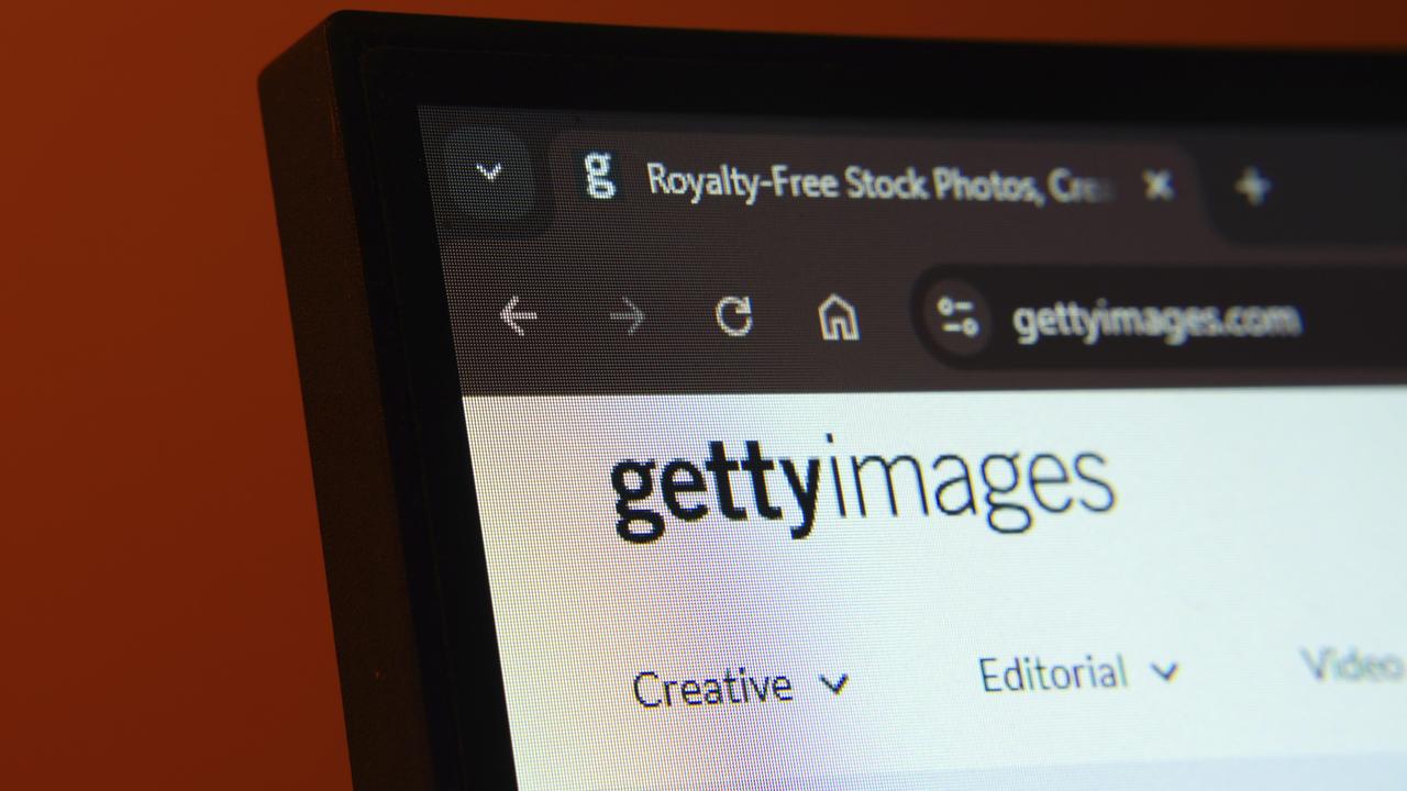 Nahaufnahme eines Computerbildschirms, der die Getty Images Weboberfläche im Dunkelmodus anzeigt