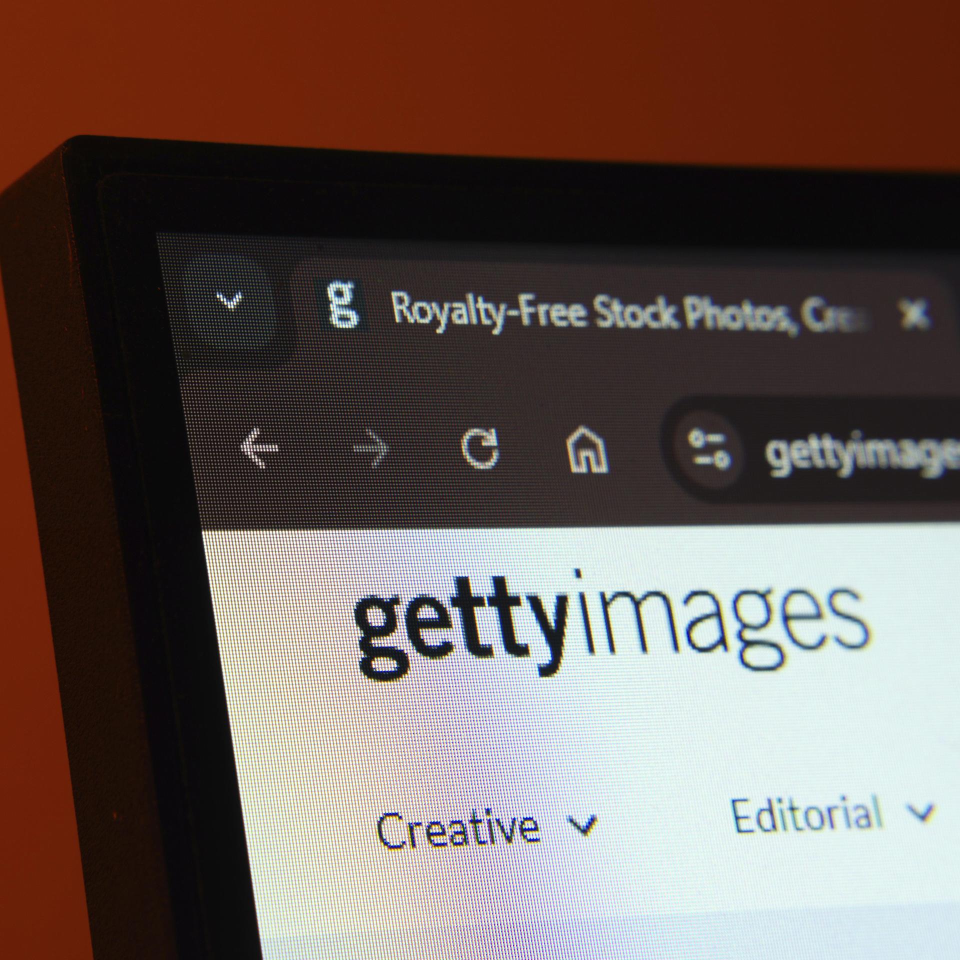 Nahaufnahme eines Computerbildschirms, der die Getty Images Weboberfläche im Dunkelmodus anzeigt