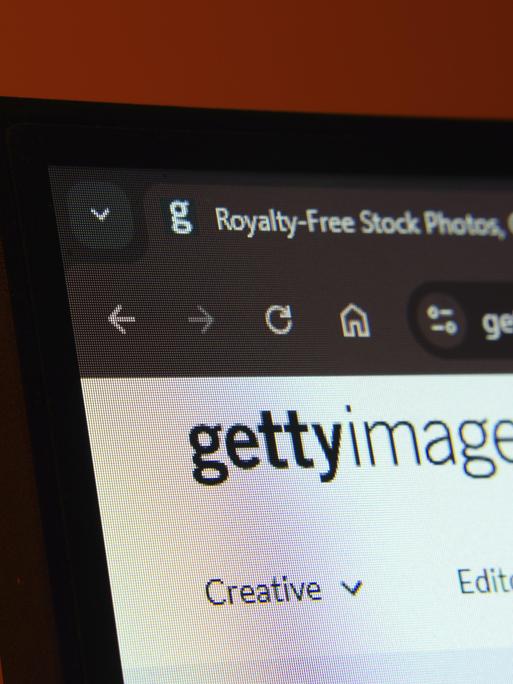 Nahaufnahme eines Computerbildschirms, der die Getty Images Weboberfläche im Dunkelmodus anzeigt