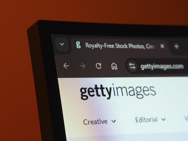 Nahaufnahme eines Computerbildschirms, der die Getty Images Weboberfläche im Dunkelmodus anzeigt