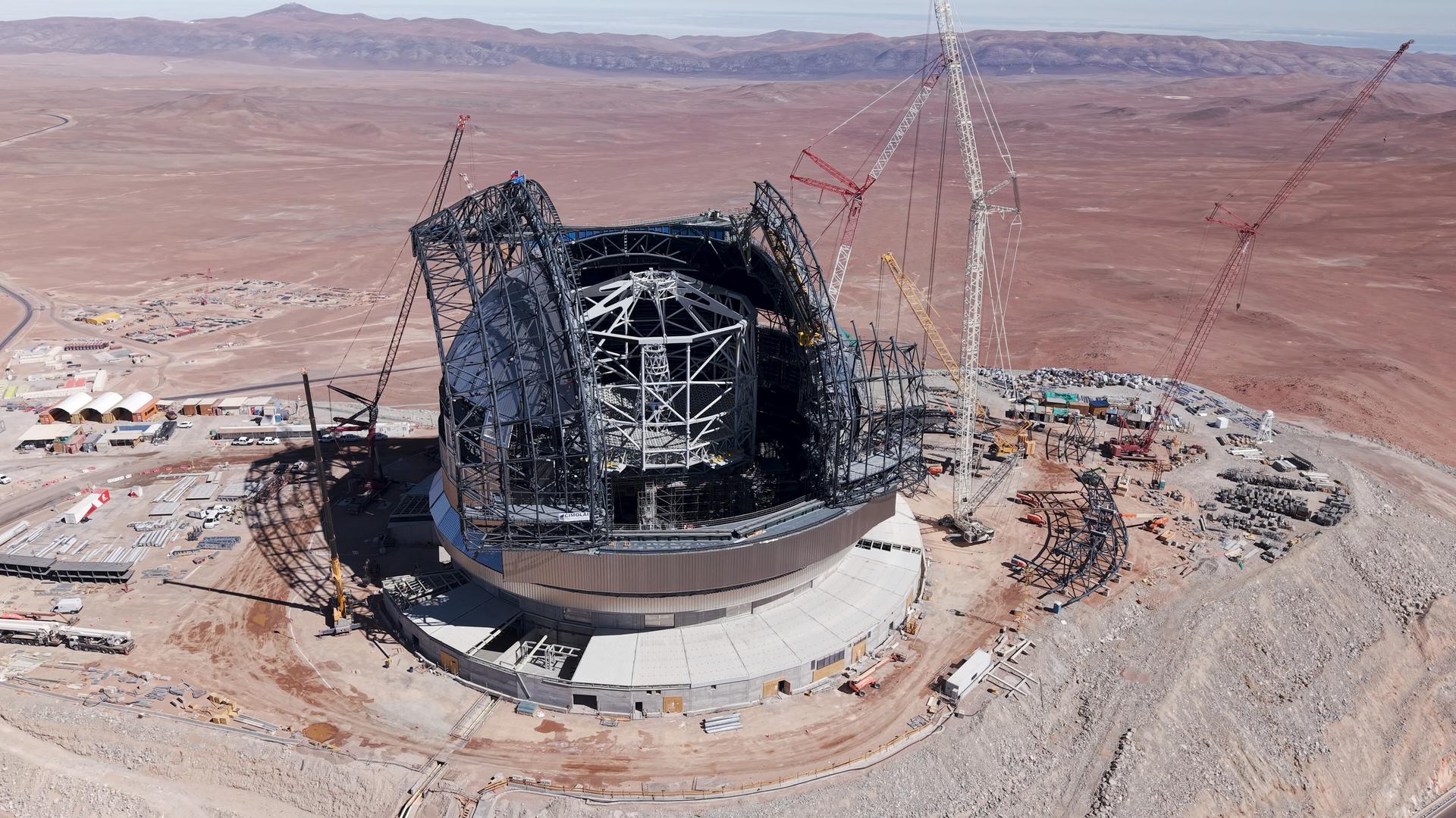 Eine Baustelle mit vielen Kränen und Gerätschaften