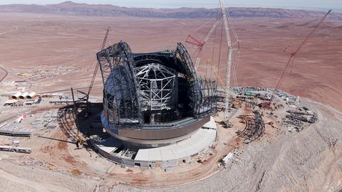 Eine Baustelle mit vielen Kränen und Gerätschaften