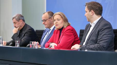 CSU-Chef Markus Söder, Bundeskanzler Friedrich Merz CDU, Bundesministerin für Arbeit und Soziales Bärbel Bas SPD und Bundesminister der Finanzen Lars Klingbeil SPD sitzen für eine Pressekonferenz nach dem Koalitionsausschuss nebeneinander