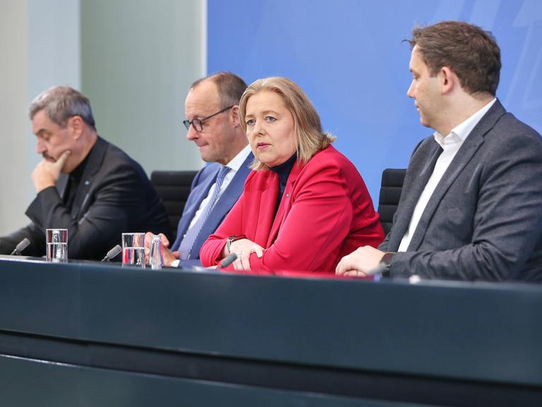 CSU-Chef Markus Söder, Bundeskanzler Friedrich Merz CDU, Bundesministerin für Arbeit und Soziales Bärbel Bas SPD und Bundesminister der Finanzen Lars Klingbeil SPD sitzen für eine Pressekonferenz nach dem Koalitionsausschuss nebeneinander