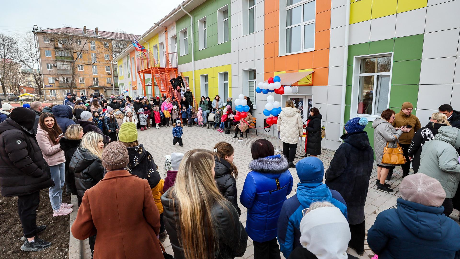 Wiedereröffnung eine Kindergartens 2024 in der von Russland besetzten ukrainischen Stadt Mariupol