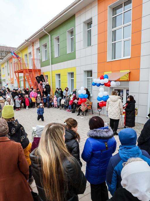 Wiedereröffnung eine Kindergartens 2024 in der von Russland besetzten ukrainischen Stadt Mariupol