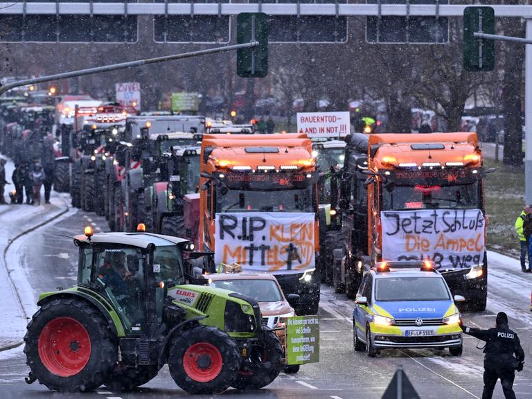 LKW- und Traktorkolonne von protestierenden Landwirten auf der Stauffenbergallee in Erfurt.