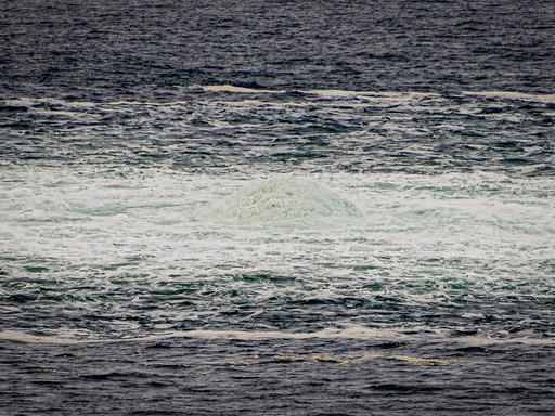 Ein Bild der dänischen Streitkräfte zeigt das Leck an der Nord-Stream-Pipeline im September 2022. 