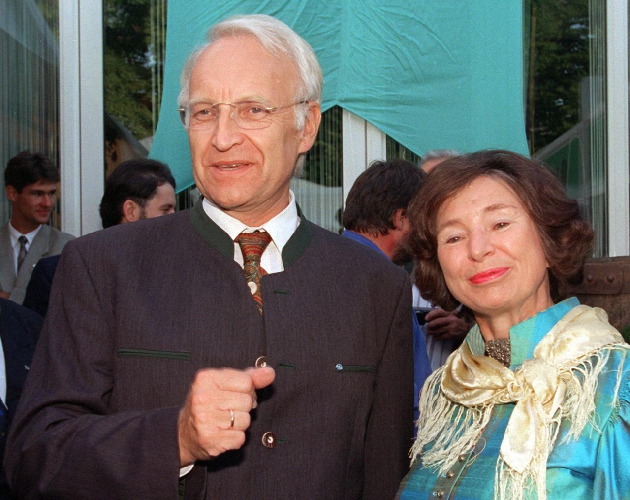 Edmund Stoiber und Ursula Männle (beide CSU) schauen in eine Kamera (1997).