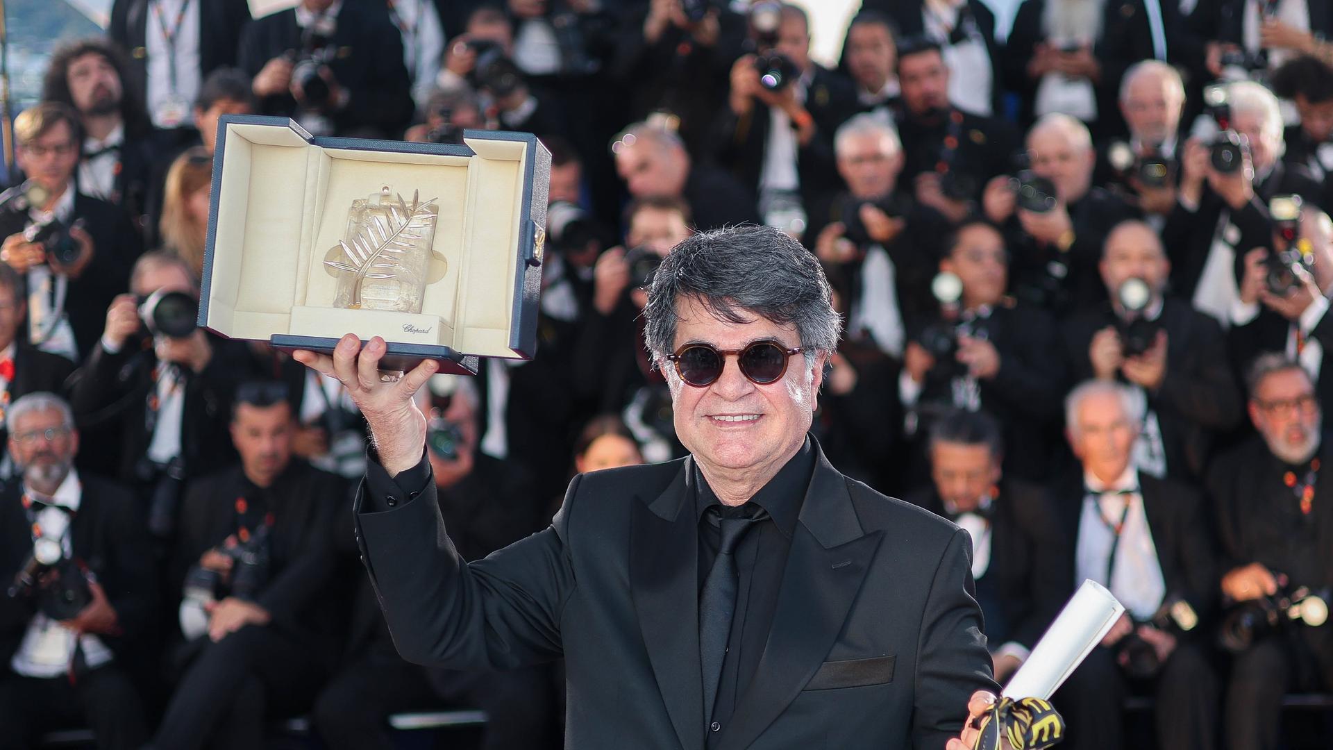 Der iranische Regisseur Jafar Panahi posiert bei den Filmfestspielen von Cannes mit der Goldenen Palme für "It Was Just an Accident" 