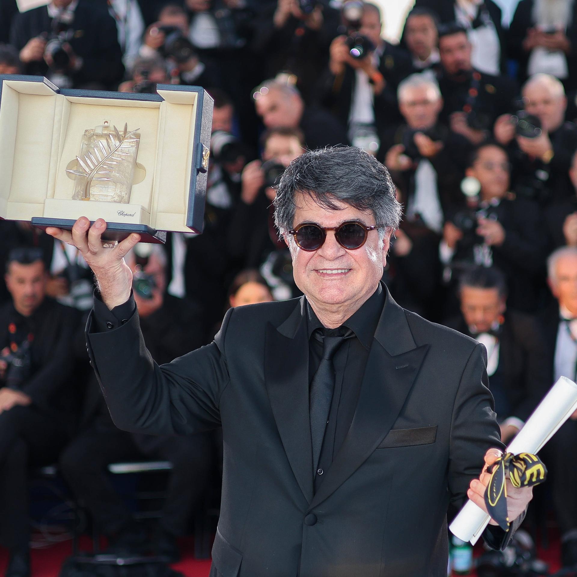 Der iranische Regisseur Jafar Panahi posiert bei den Filmfestspielen von Cannes mit der Goldenen Palme für "It Was Just an Accident" 