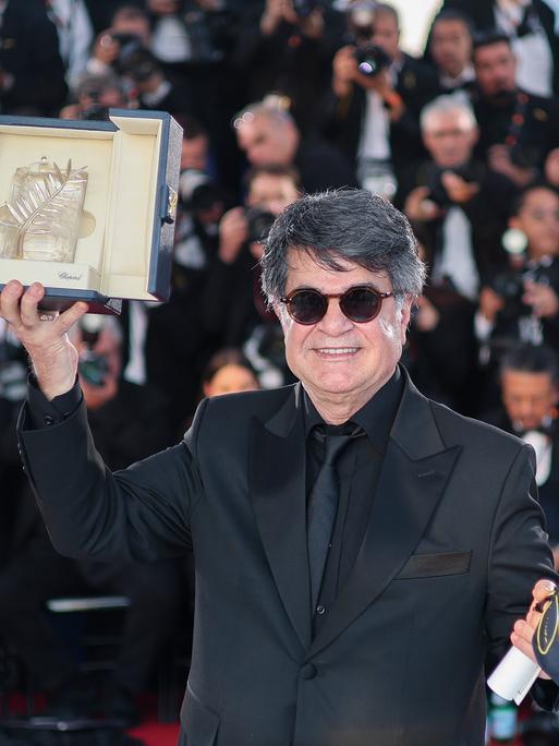Der iranische Regisseur Jafar Panahi posiert bei den Filmfestspielen von Cannes mit der Goldenen Palme für "It Was Just an Accident" 