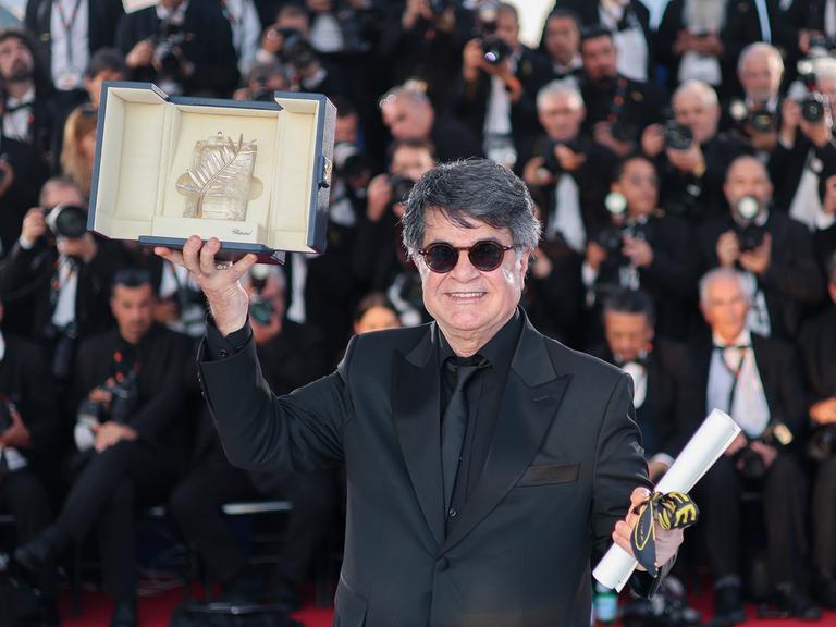 Der iranische Regisseur Jafar Panahi posiert bei den Filmfestspielen von Cannes mit der Goldenen Palme für "It Was Just an Accident" 