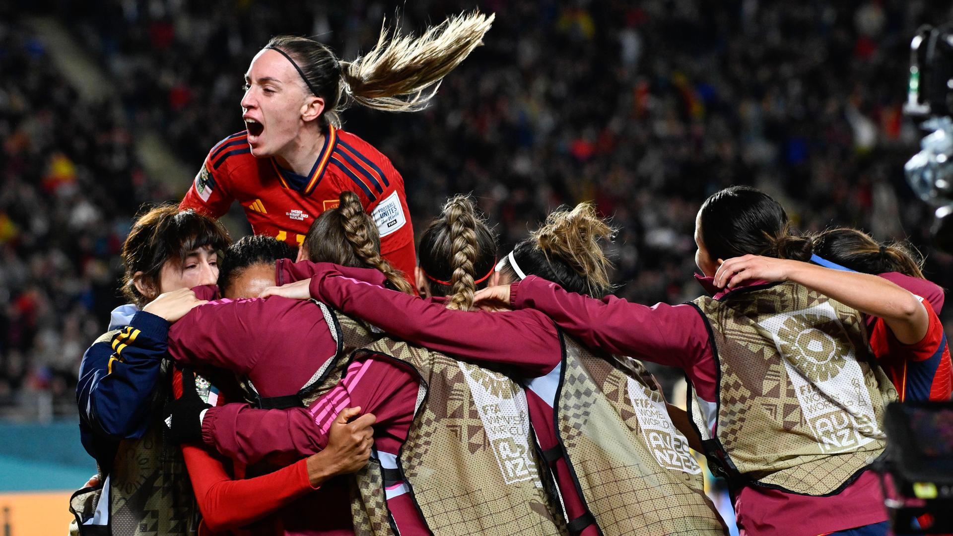 Neuseeland, Auckland: Fußball, Frauen: WM, Spanien - Schweden, Finalrunde, Halbfinale: Salma Paralluelo von Spanien feiert mit ihren Teamkolleginnen nach dem ersten Tor ihrer Mannschaft.