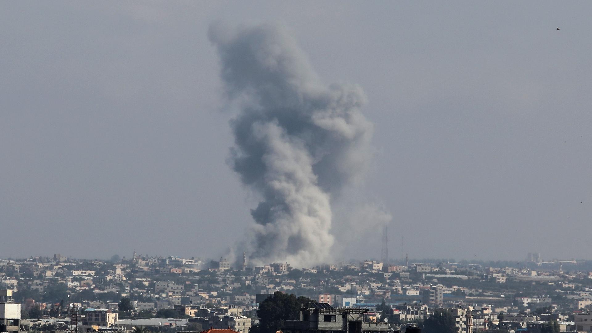 Luftaufnahme einer Explosion in Gaza.