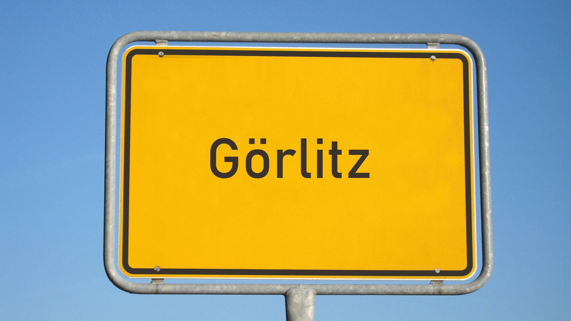 Ein gelbes Ortsschild von Görlitz