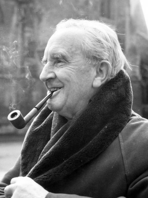 Der Schriftsteller J.R.R. Tolkien im Porträt