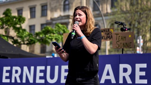 Klima-Aktivistin Luisa Neubauer spricht auf der Bühne vor Teilnehmern einer Demonstration. 