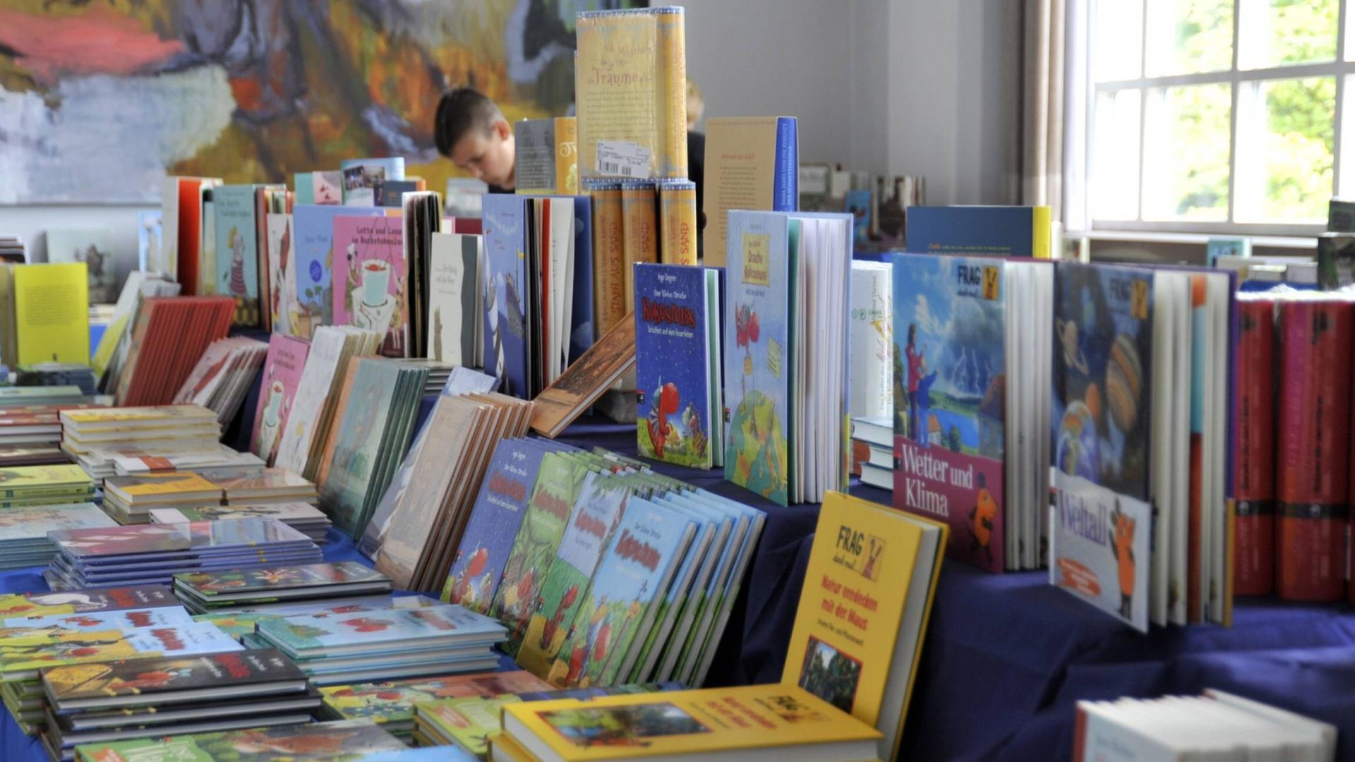Ein Bücherstand auf der Kinder- und Jugendbuchmesse in Saarbrücken.