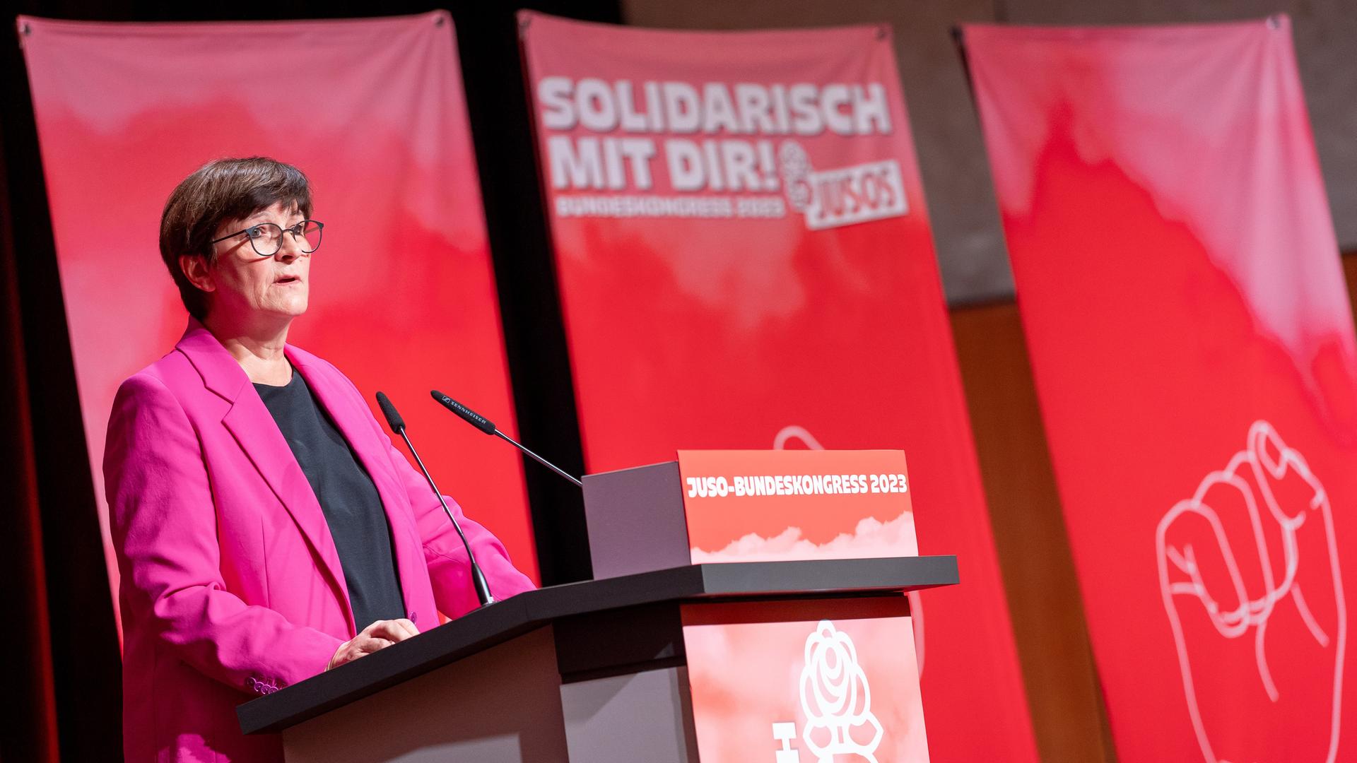 Saskia Esken, Bundesvorsitzende der SPD, spricht beim Bundeskongress der Jungsozialisten (Jusos). Saskia Esken, Bundesvorsitzende der SPD, spricht beim Bundeskongress der Jungsozialisten (Jusos).