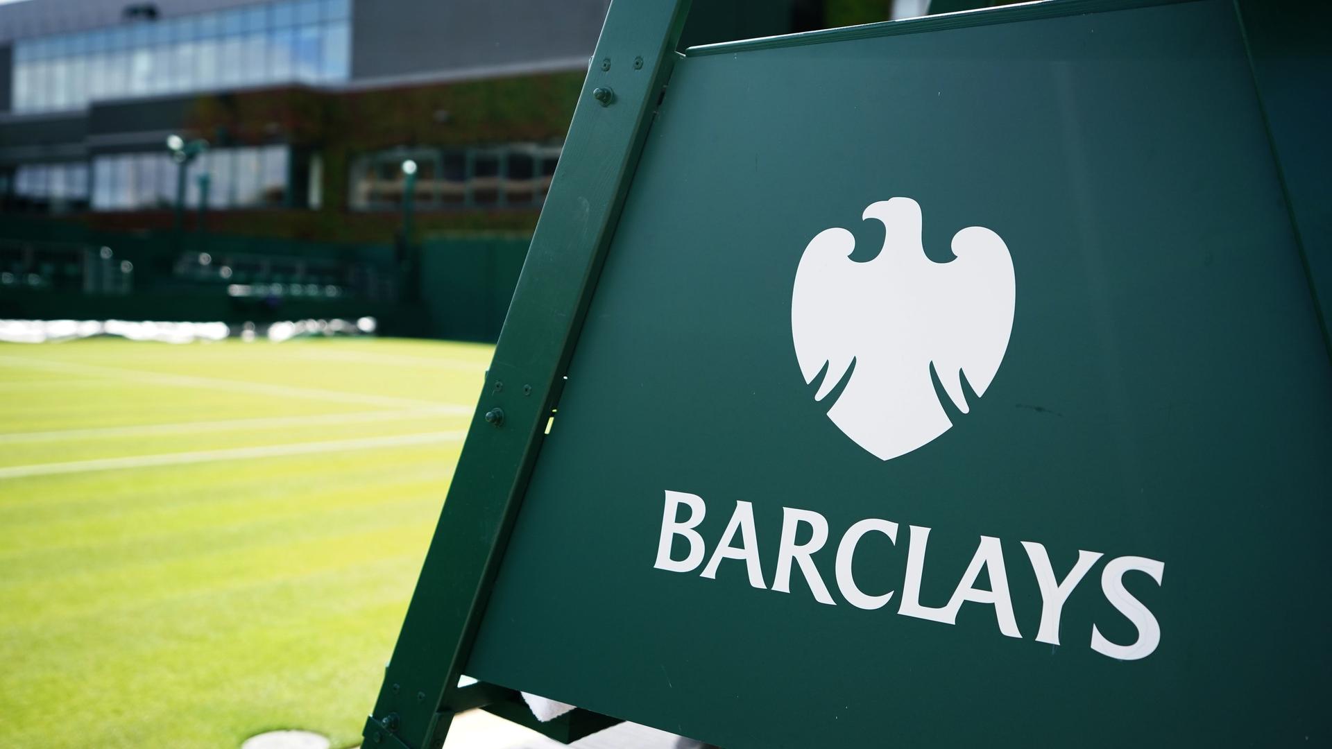 Der Namenszug "Barclays" auf dem Schiedsrichterstuhl am Tennis-Court in Wimbledon. Der Namenszug "Barclays" auf dem Schiedsrichterstuhl am Tennis-Court in Wimbledon.