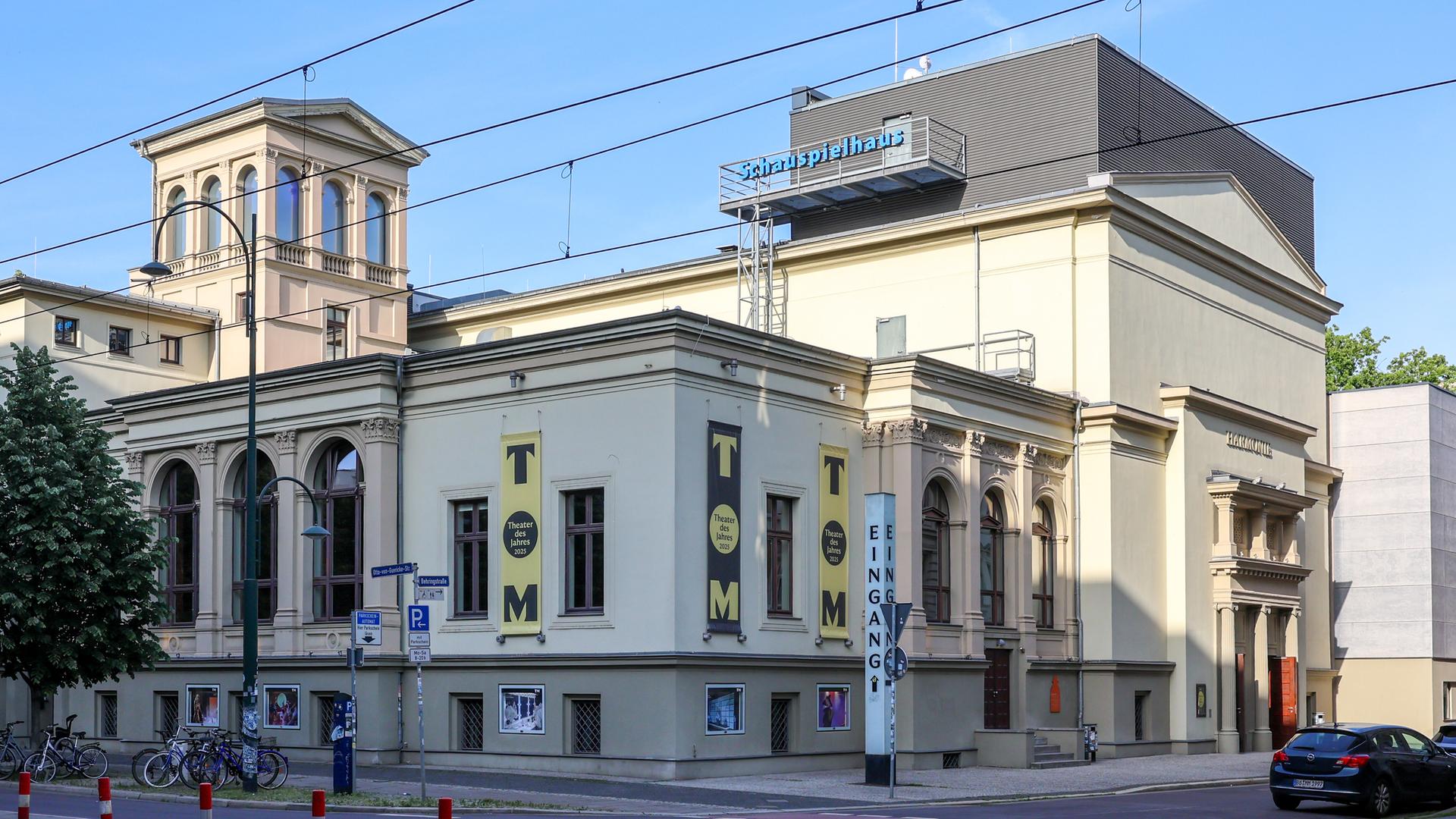 Außenansicht vom Schauspielhaus in Magdeburg 2025. Außenansicht vom Schauspielhaus in Magdeburg 2025.