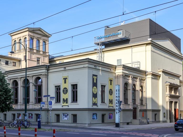 Außenansicht vom Schauspielhaus in Magdeburg 2025. Außenansicht vom Schauspielhaus in Magdeburg 2025.