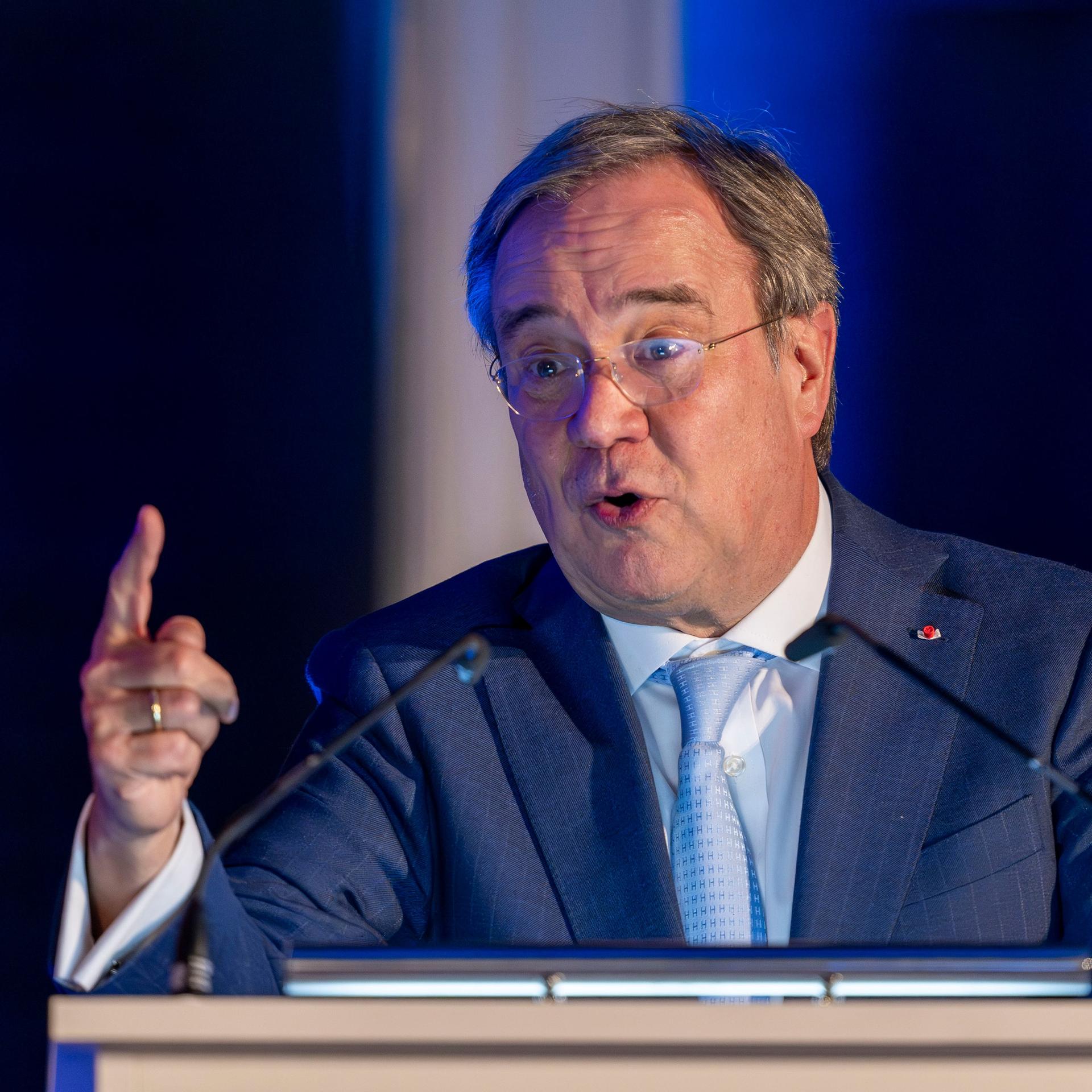 Armin Laschet spricht bei einem Symposium.