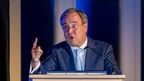 Armin Laschet spricht bei einem Symposium.