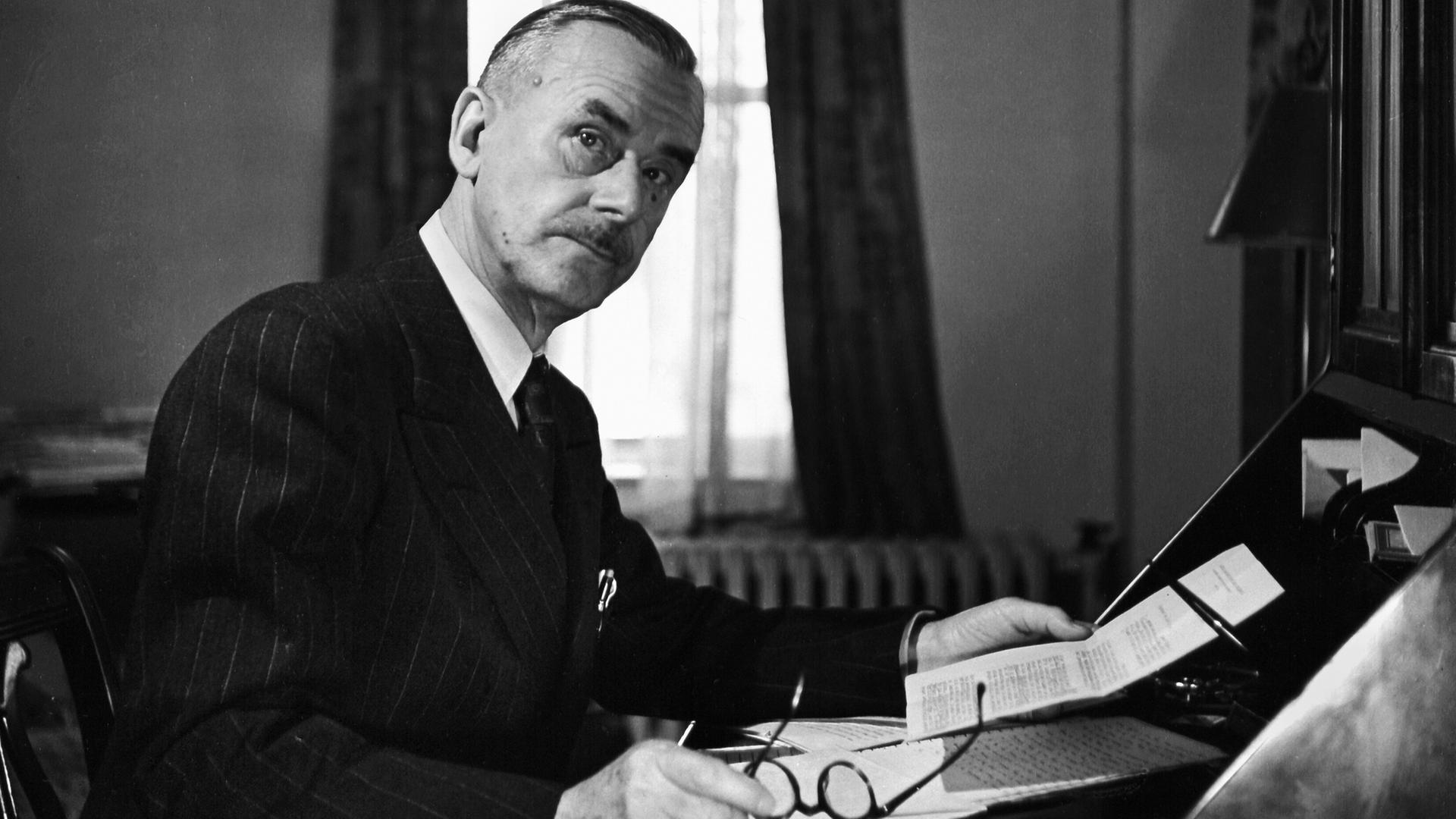 Der Schriftsteller Thomas Mann im Exil in den USA im Jahr 1943. Portraitstudie des aus Hitler-Deutschland über Paris in die USA emigrierten Fotografen Fred Stein (1909-1967).