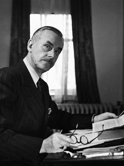 Der Schriftsteller Thomas Mann im Exil in den USA im Jahr 1943. Portraitstudie des aus Hitler-Deutschland über Paris in die USA emigrierten Fotografen Fred Stein (1909-1967).