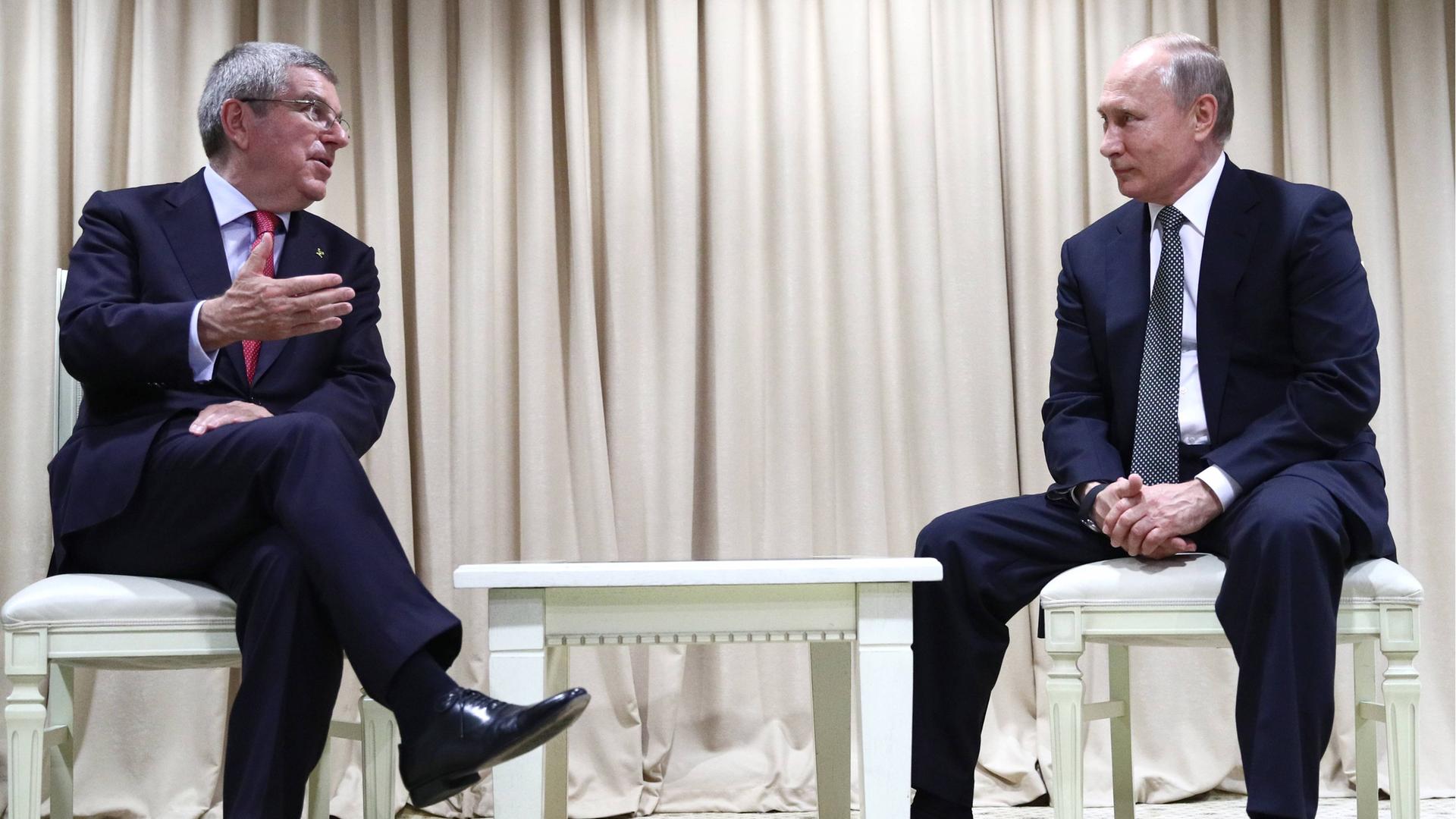 IOC-Präsident Thomas Bach (l.) im Gespräch mit Russlands Präsidenten Wladimir Putin.