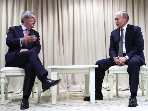 IOC-Präsident Thomas Bach (l.) im Gespräch mit Russlands Präsidenten Wladimir Putin.