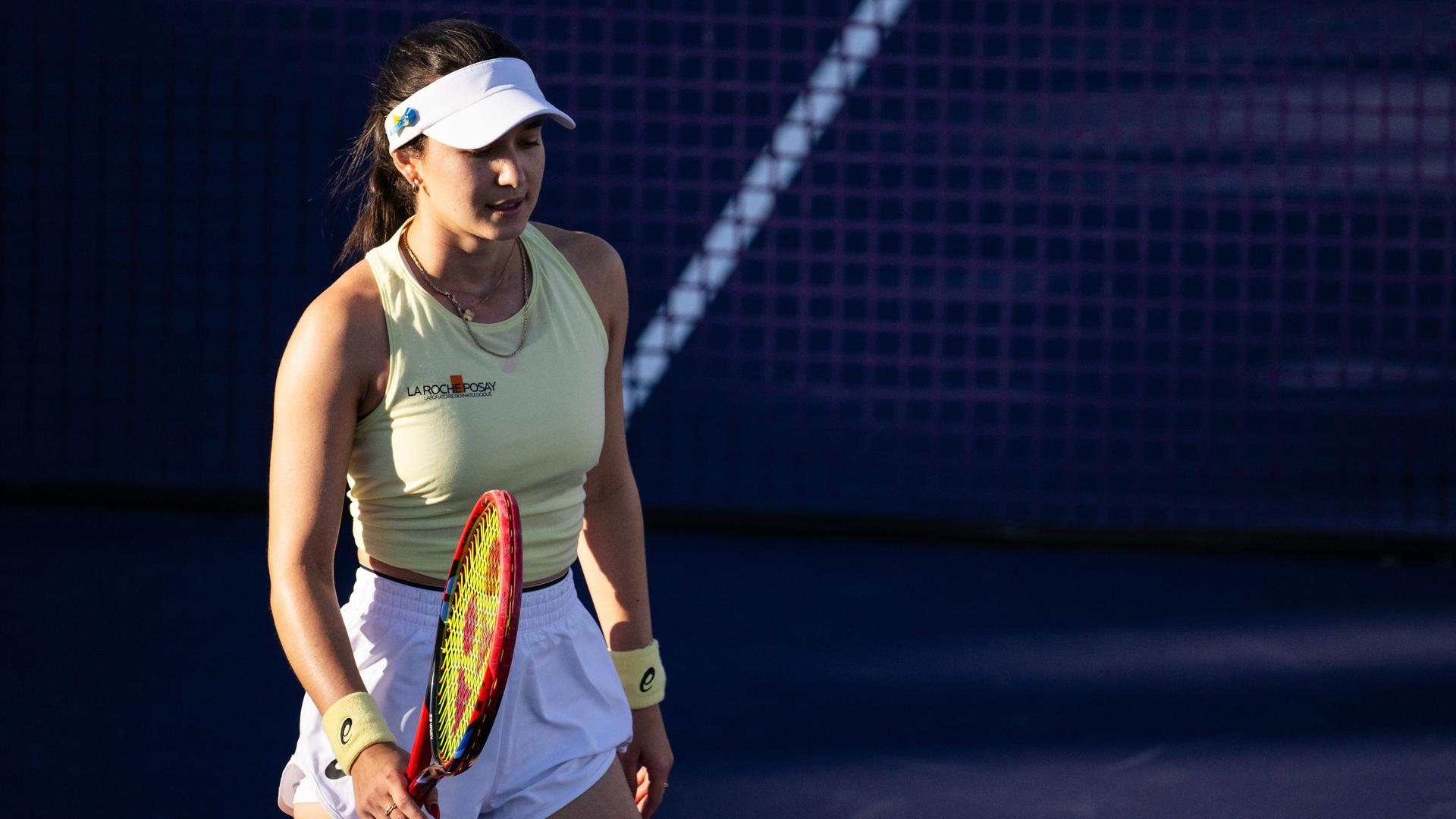 Die Tennisspielerin Eva Lys schaut enttäuscht. Sie hält einen Tennisschläger in der Hand.