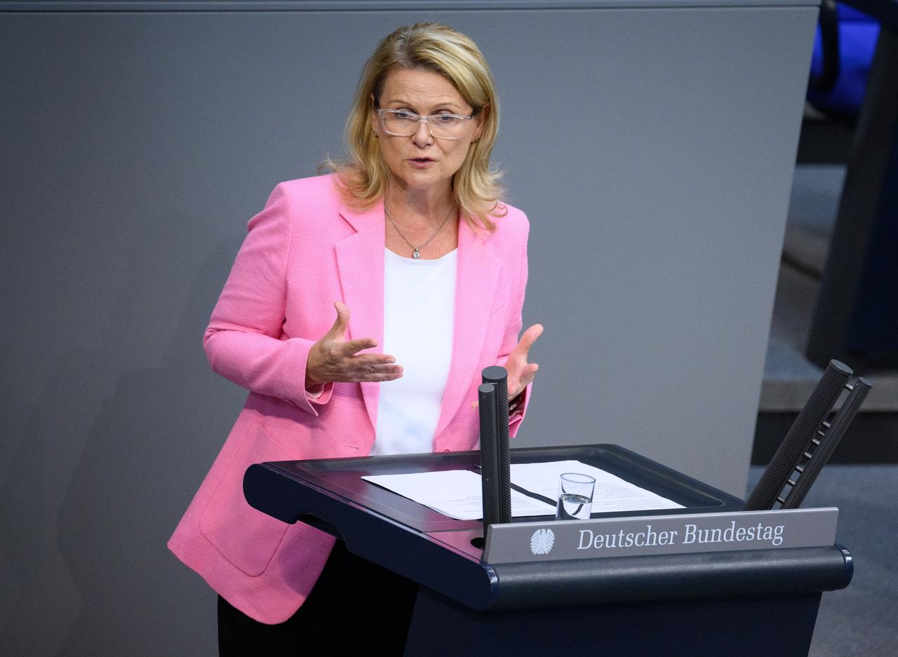 Sabine Poschmann (SPD) spricht in der Plenarsitzung im Deutschen Bundestag. 