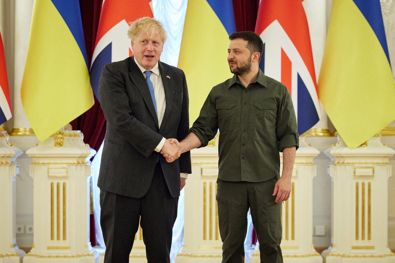 Boris Johnson und Wolodomyr Selenkskyj schütteln sich die Hand (Archivbild).