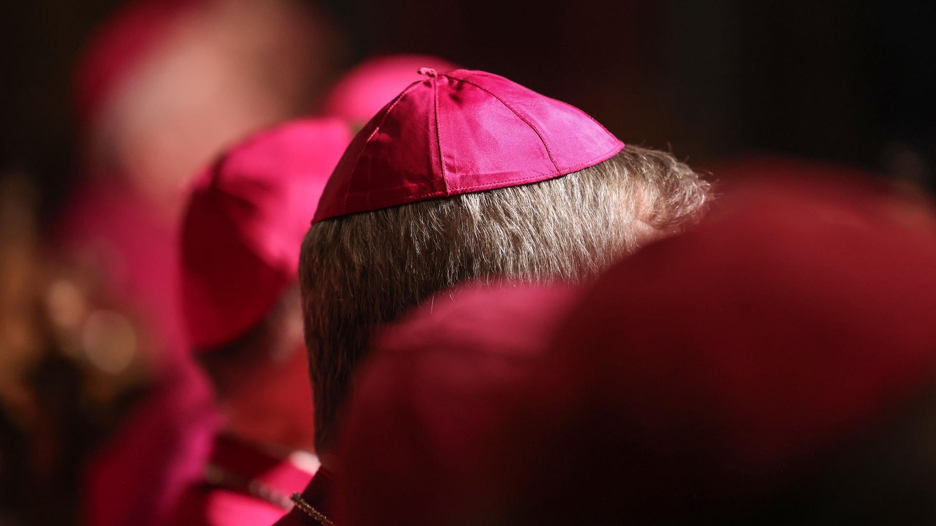 Bischöfe sitzen auf der Frühjahrsvollversammlung der Deutschen Bischofskonferenz während eines Gottesdienstes in der Basilika von Kloster Steinfeld. 